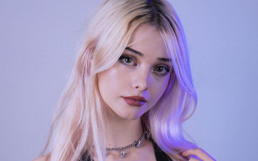 Blonde Frau mit viel Make-up
