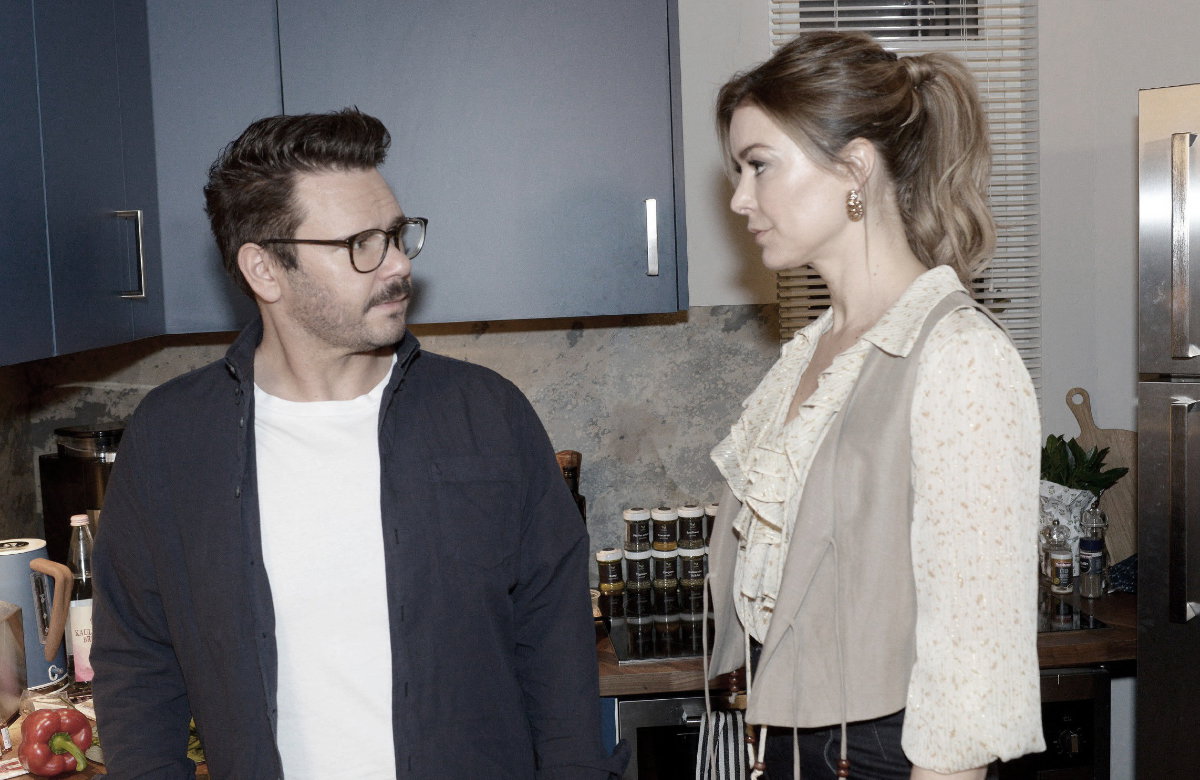 Tuner und Jessica gucken sich bei GZSZ ernst ancken sich bei GZSZ ernst an