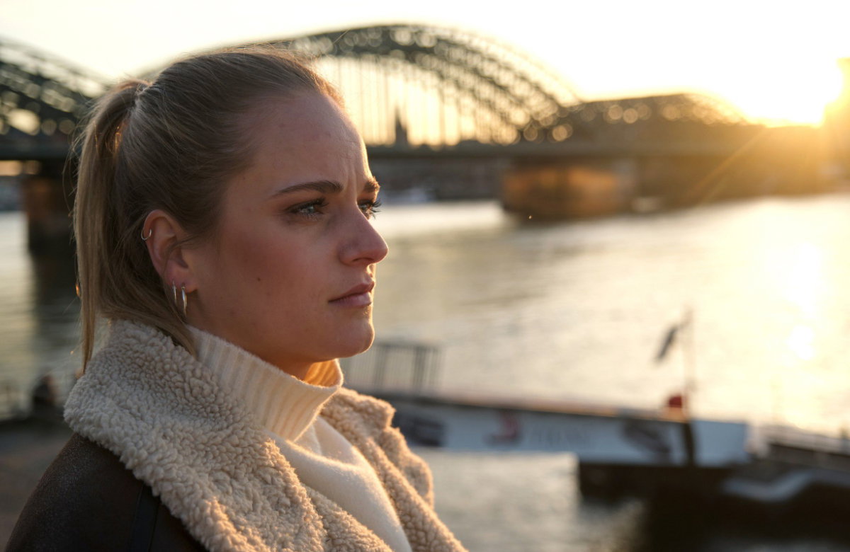 "Unter uns": Cecilia traurig am Rhein