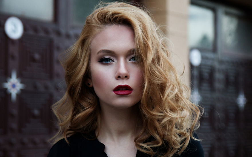 Frau mit Volumen im Haar