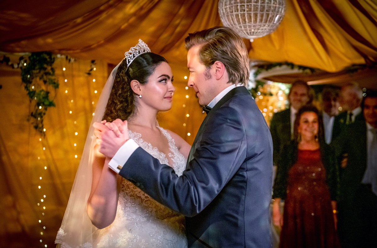 Sturm der Liebe Shirin und Gerry tanzen Hand in Hand in Hochzeitskleidung