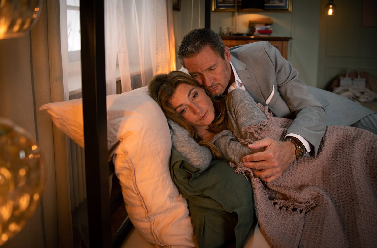 Sturm der Liebe Christoph umarmt Alexandra im Liegen von hinten