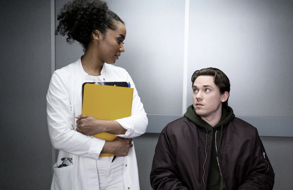 Imani schaut Patrick bei "Alles was zählt" an