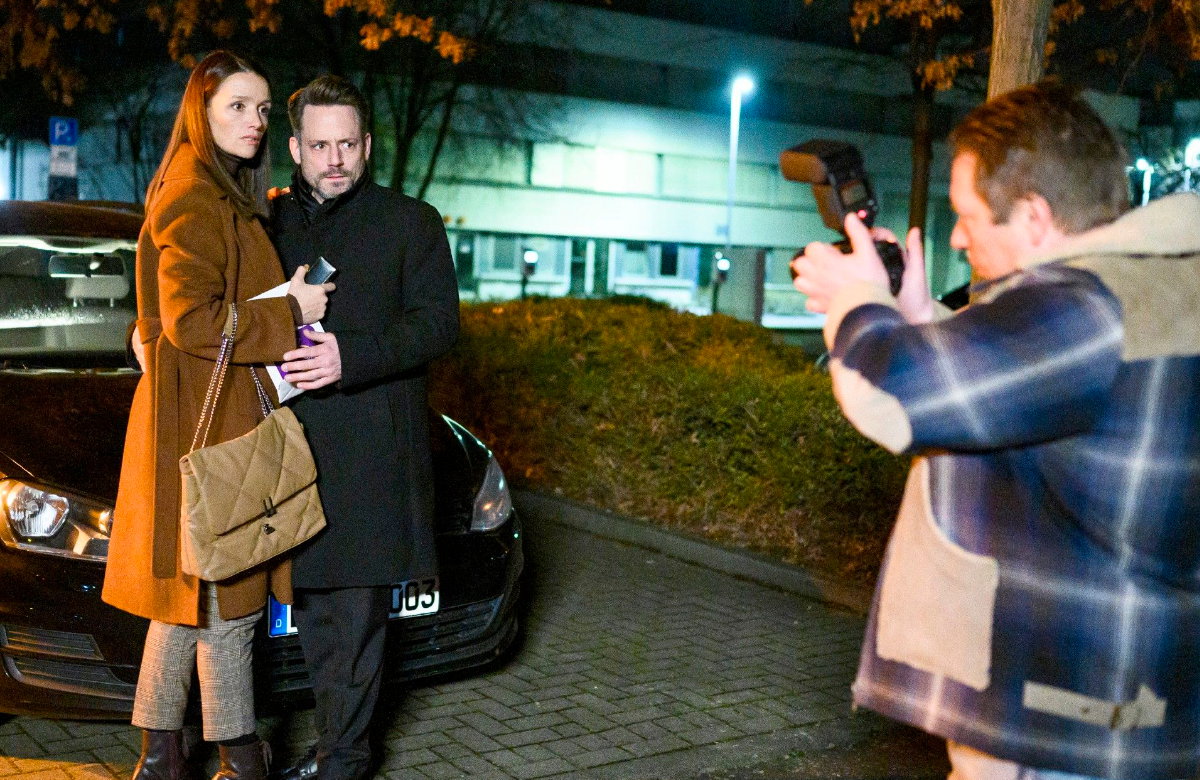 Jenny und Justus werden bei "Alles was zählt" von einem Fotografen fotografiert