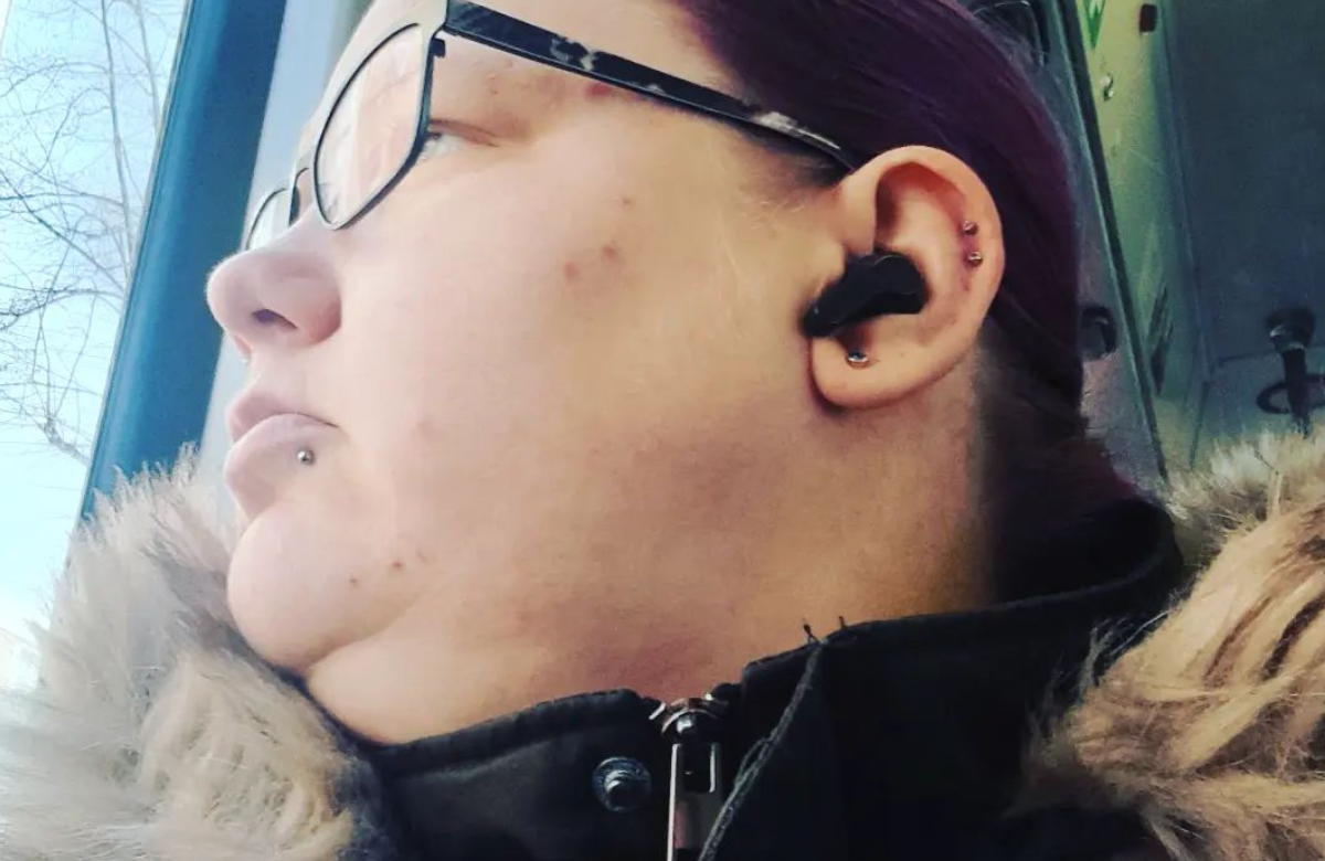 Annika Peters schaut verträumt in die Ferne