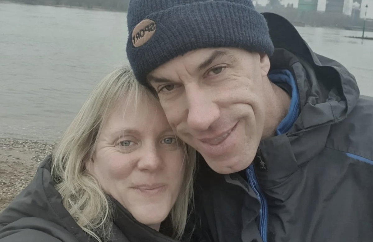"Bauer sucht Frau"-Paar Patricia und Jörg machen am See ein Selfie