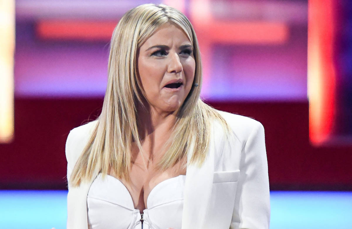 Beatrice Egli guckt empört zur Seite