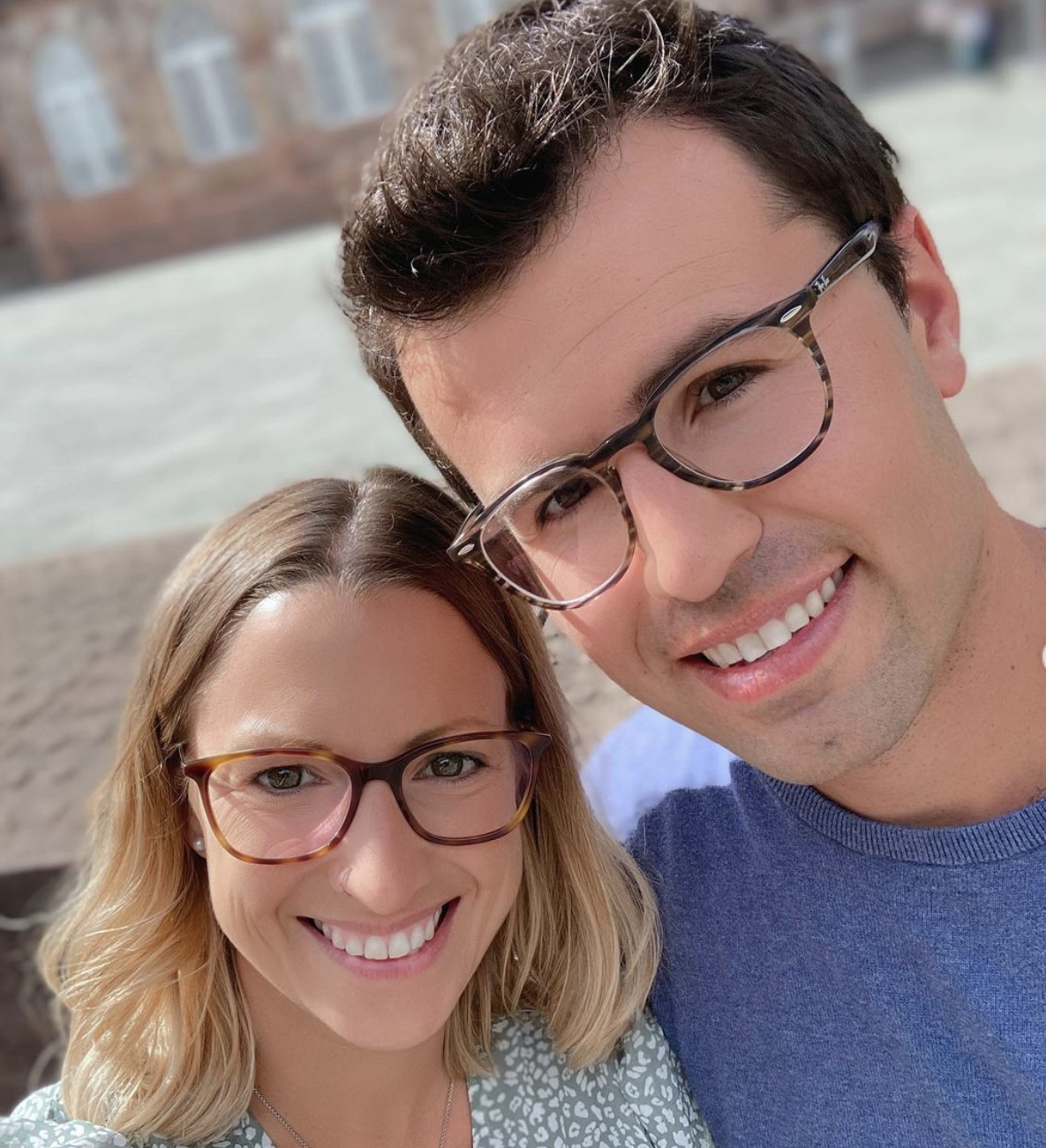 Bauer sucht Frau International Steffi und Justin machen ein Selfie und lächeln