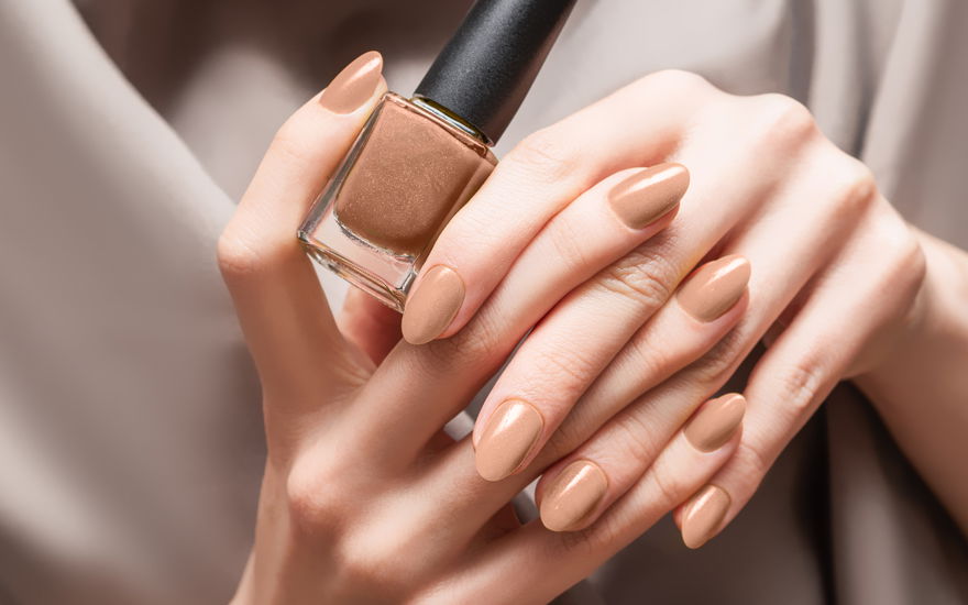 Nagellack hellbraun