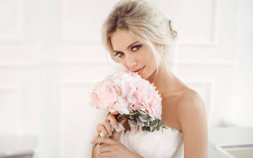 Braut mit rosa Blumen