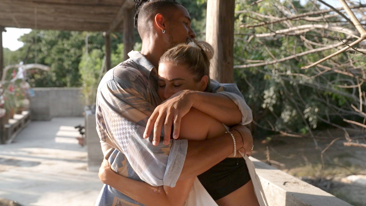 "Der Bachelor" 2023 - Folge 6 - David Jackson umarmt Alyssa