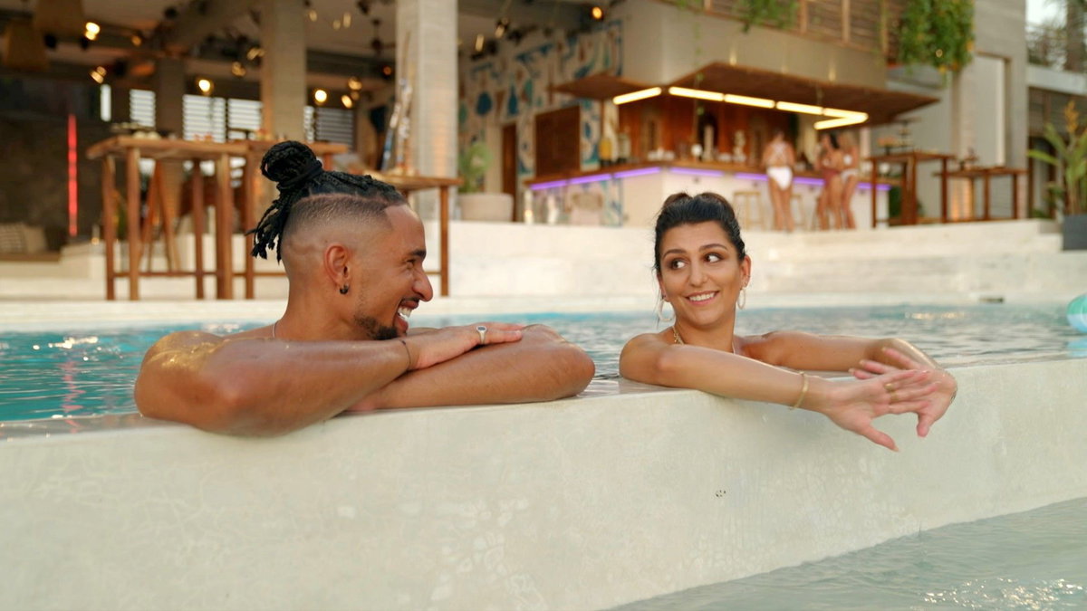 "Der Bachelor" 2023 - Folge 6 - David Jackson und Chiara im Pool