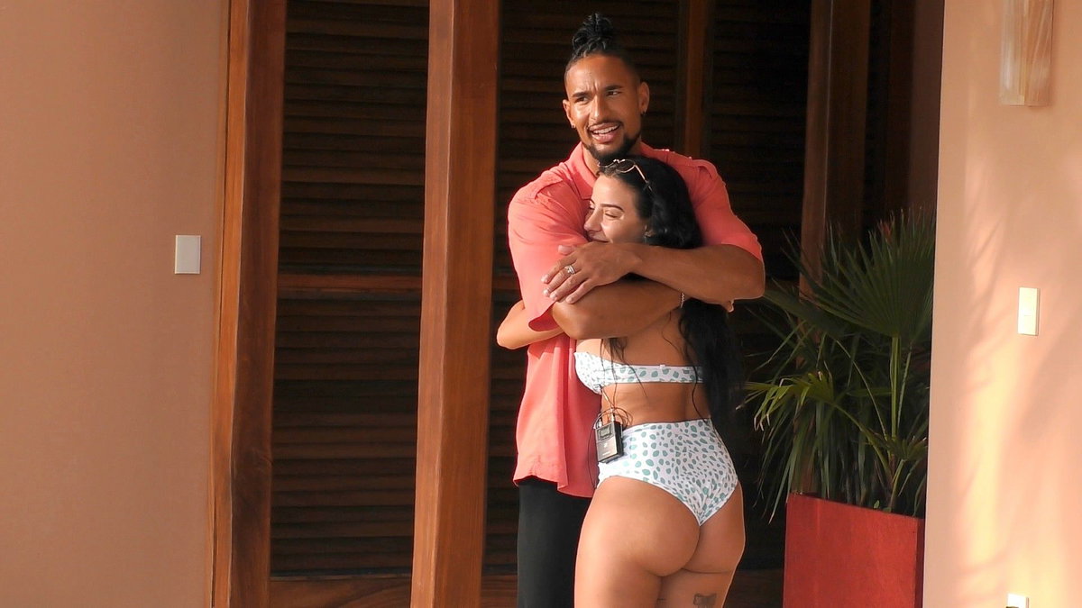 "Der Bachelor" 2023 - Folge 6 - David Jackson umarmt Leyla