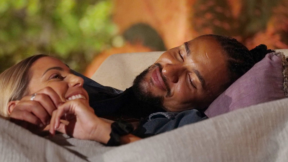 "Der Bachelor" 2023 - Folge 7 - Alyssa und David Jackson kuscheln