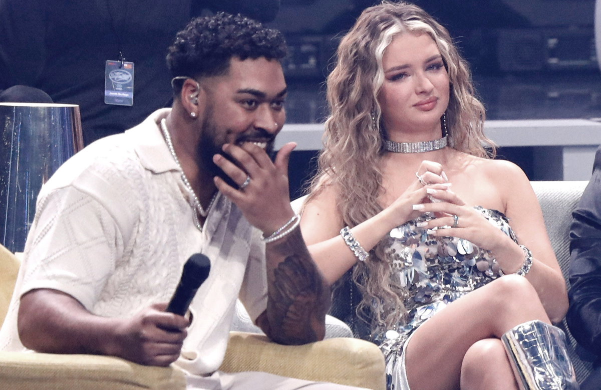 Sem Eisinger lacht bei DSDS mit Hand vor Mund, Monika Gajek sitzt neben ihm und guckt genervt