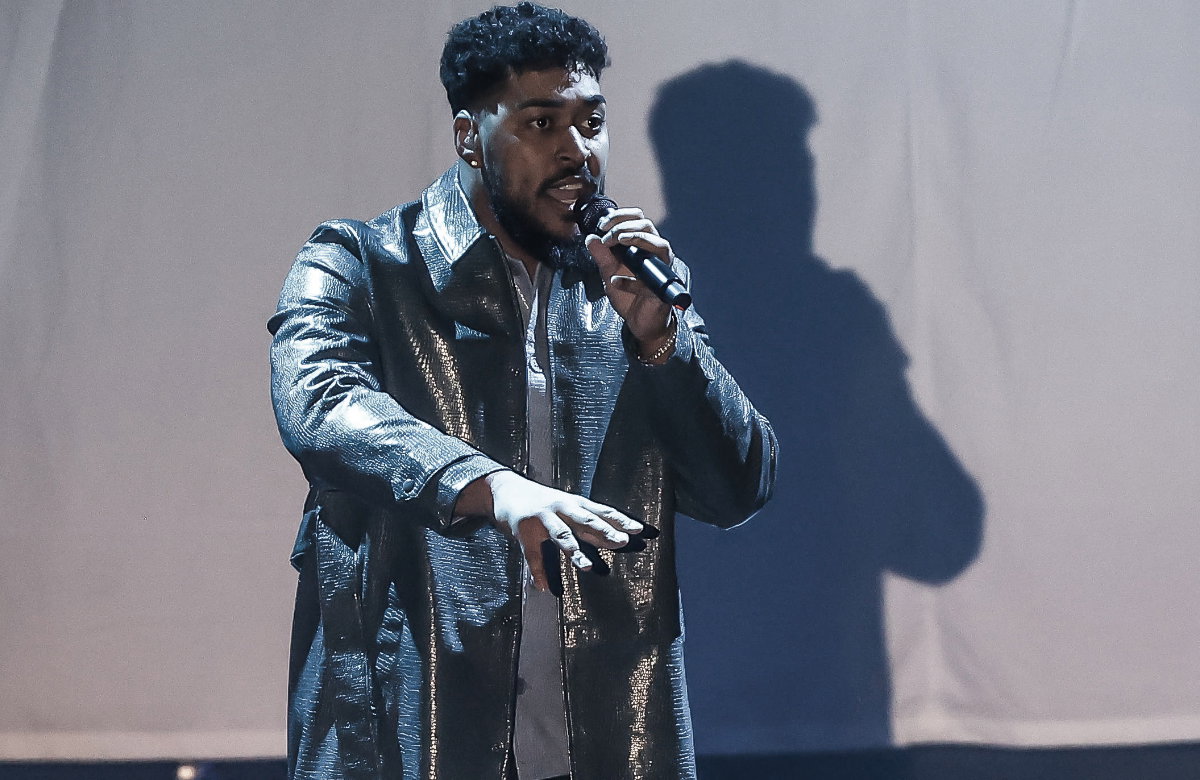 DSDS-Sieger Sem Eisinger singt mit Mikrofon in der Hand