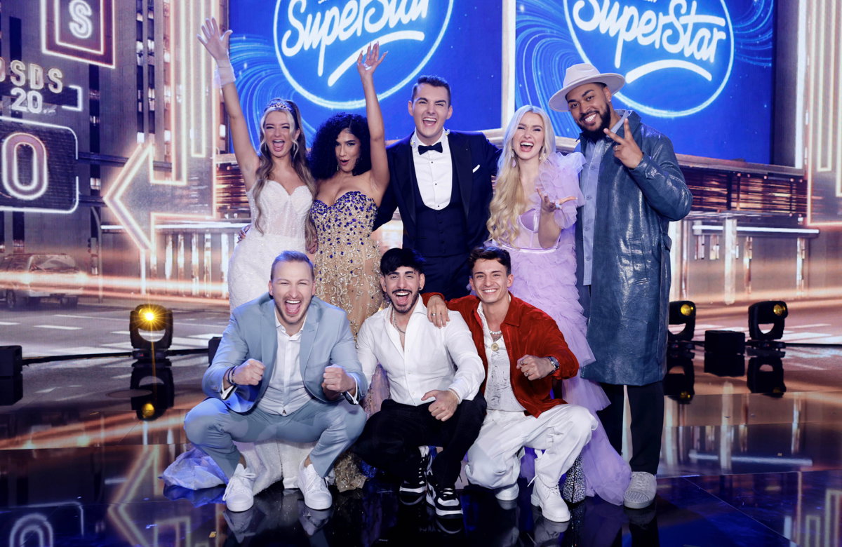 Die letzten 8 Kandidaten von DSDS 2023 auf der Bühne