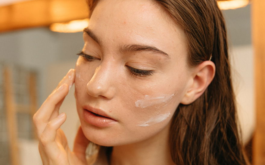 Make-up: Diese getönte Tagescreme kaschiert Rötungen mit Blur-Effekt