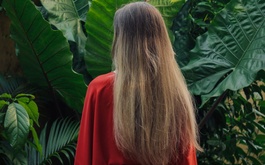 Haarpflege: Dieses 7-Euro-Serum schenkt deinem Haar mehr Fülle – in 1 Minute 