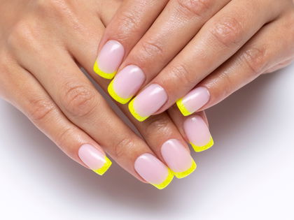 Maniküre-Trend 2023: French Nails werden jetzt bunt!