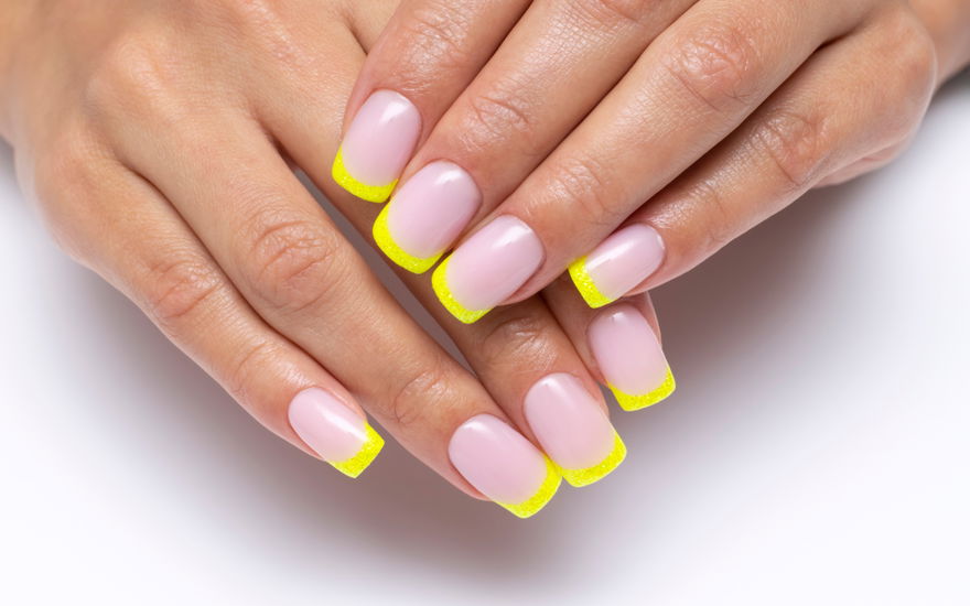 Maniküre-Trend 2023: French Nails werden jetzt bunt!