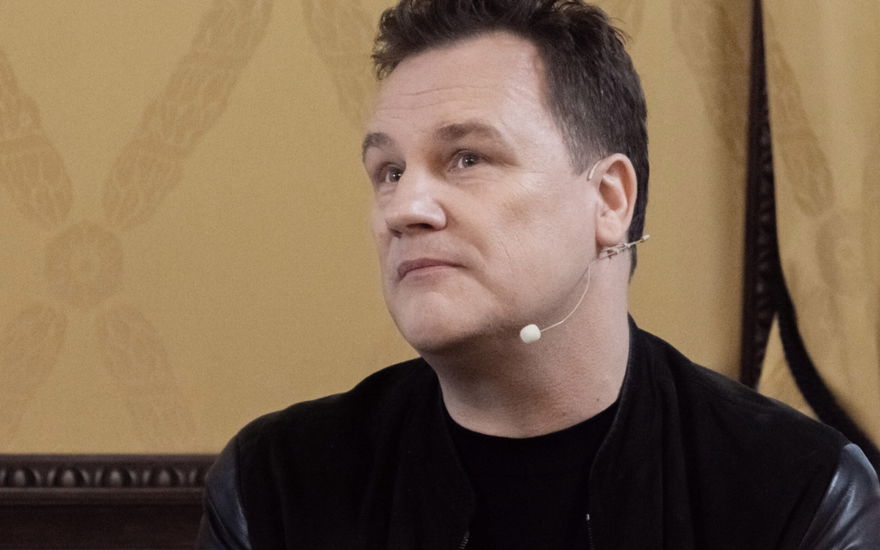 Guido Maria Kretschmer guckt traurig nach oben