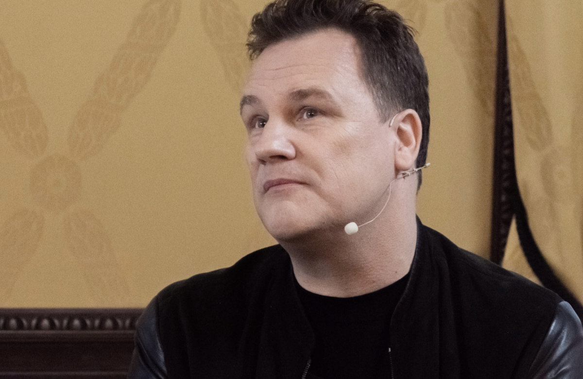Guido Maria Kretschmer guckt traurig nach oben