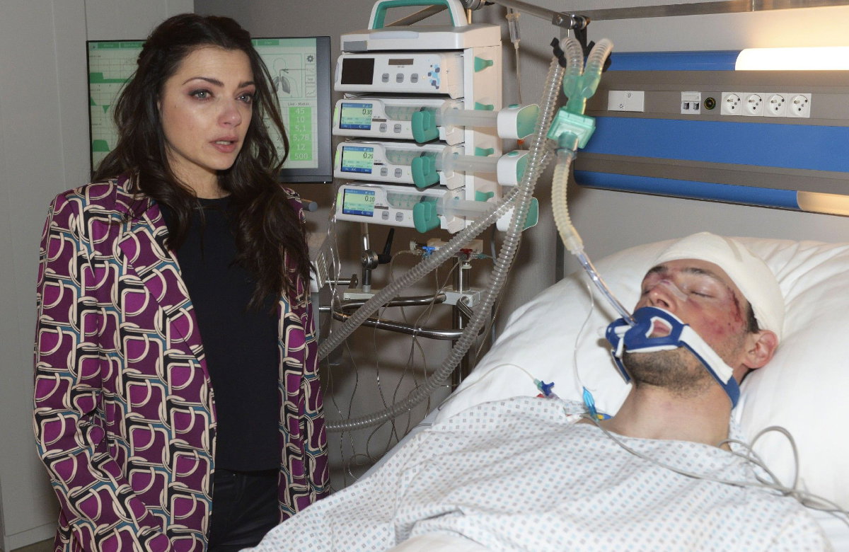 Emily steht bei GZSZ an Saschas Krankenbett und weint
