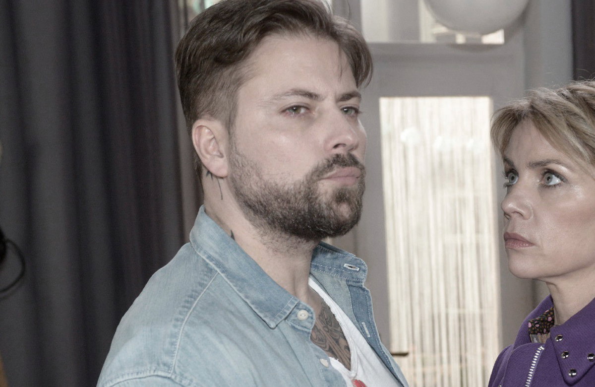 John weint bei GZSZ, Yvonne schaut ihn besorgt an