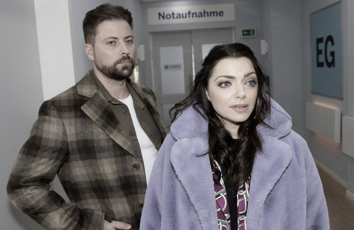 John und Emily gucken bei GZSZ geschockt