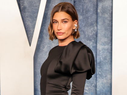 Hailey Bieber: Mit DIESEN Drogerie-Produkten bringt sie ihren Silky Bob zum Glänzen