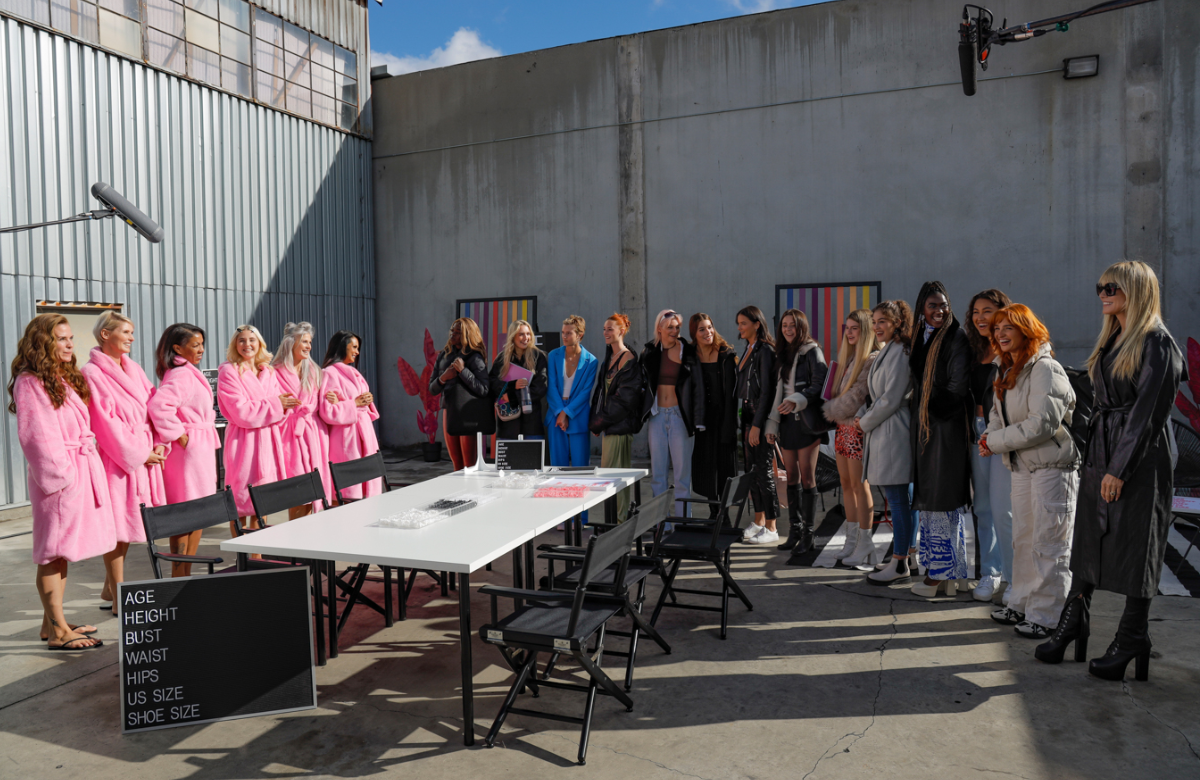 Heidi Klum mit den GNTM-Girls am Set