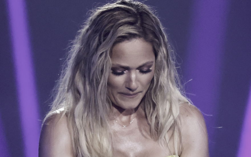 Helene Fischer guckt traurig auf den Boden
