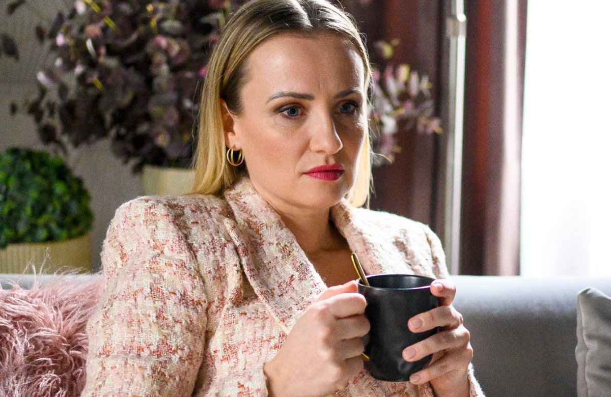 Isabelle hält bei "Alles was zählt" eine Tasse in den Händen und guckt traurig