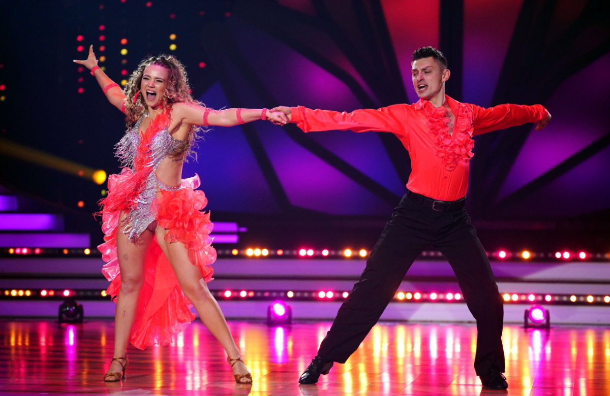 Julia Beautx und Zsolt Sándor Cseke tanzen eine Samba bei "Let's Dance"