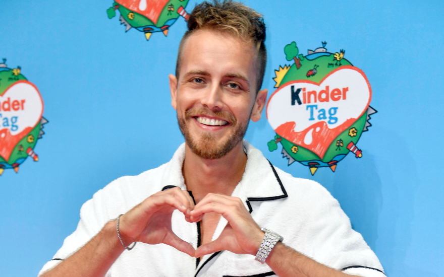 Julian Claßen formt ein Herz mit seinen Händen