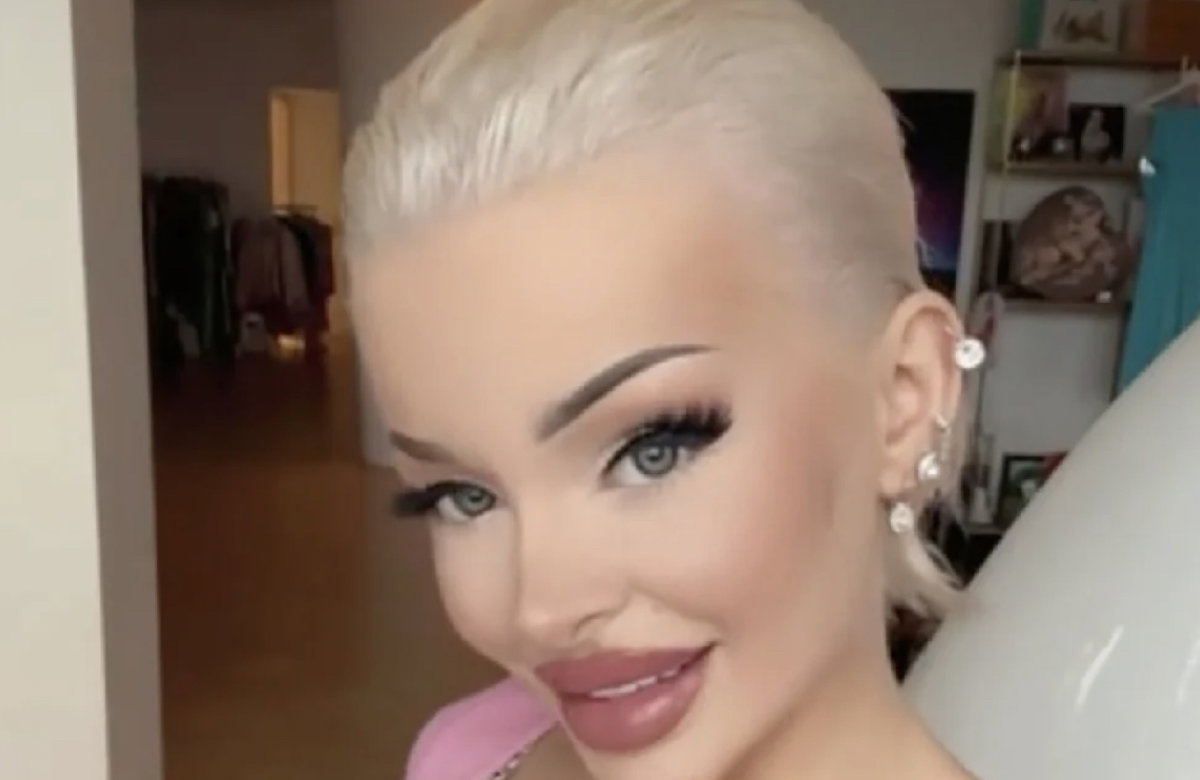 Katja Krasavice blickt lächelnd in die Kamera