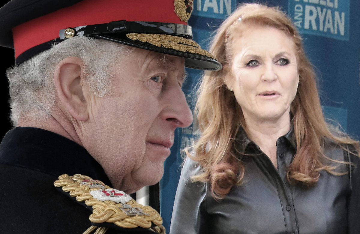 König Charles trägt eine Mütze und guckt ernst zur Seite, Sarah Ferguson guckt geschockt