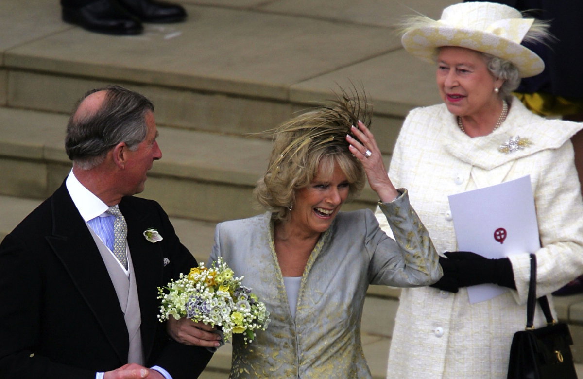 König Charles III., Queen Consort Camilla und Queen Elizabeth II., 2005.