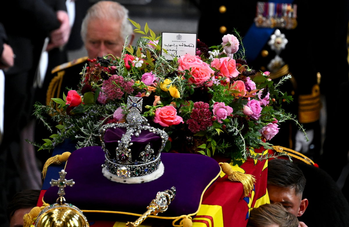 König Charles geht hinter dem Sarg von Queen Elizabeth II.