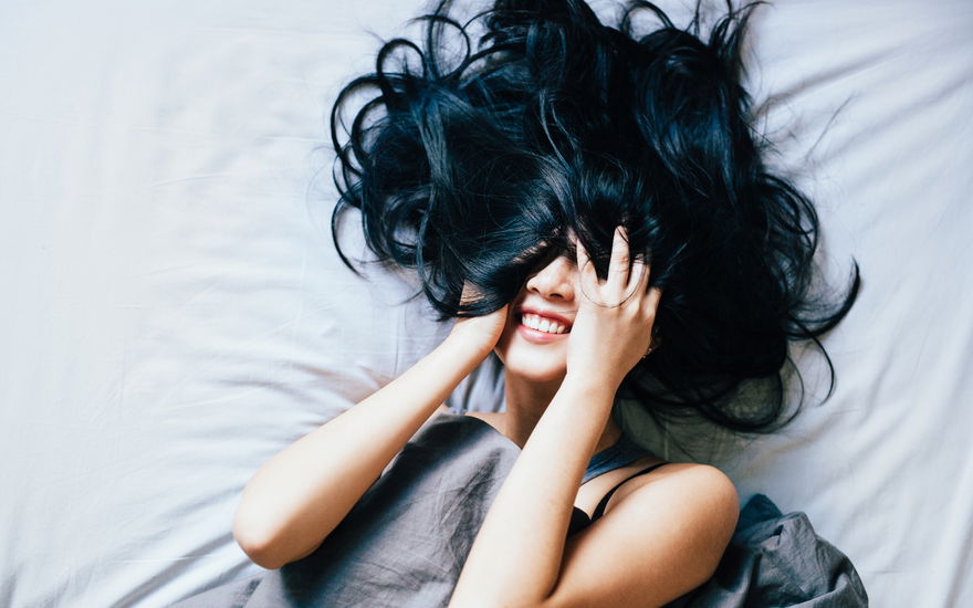 Frau versteckt sich unter Haare