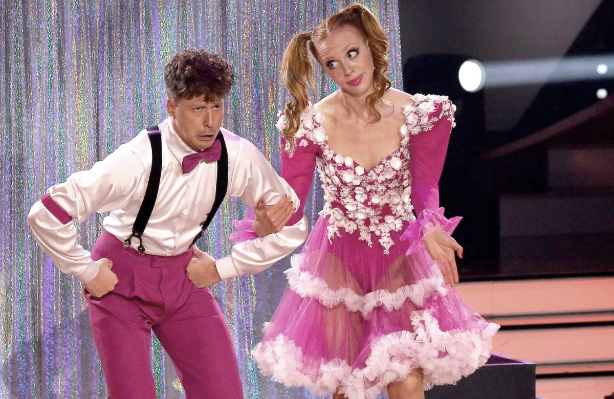 Valentin Lusin und Anna Ermakova tanzen als Marionetten verkleidet bei "Let's Dance"