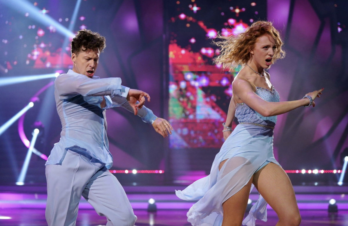 Anna Ermakova und Valentin Lusin schauen bei "Let's Dance" in die Kamera
