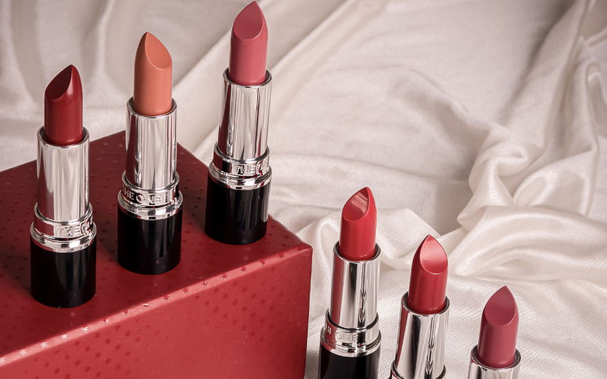 Laut Studie: DIESE Lippenstiftfarbe lässt dich sofort viel jünger aussehen