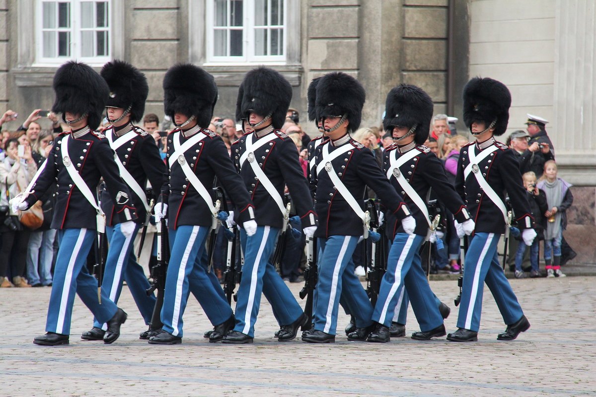 Jeden Mittag um 12 Uhr findet die Wachablösung der königlichen Garde statt.