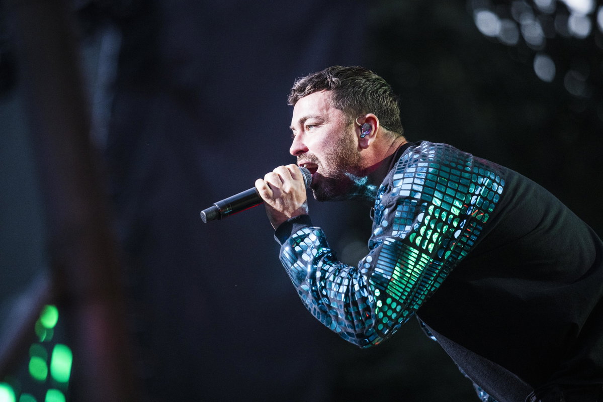Marteria singt in ein Mikro