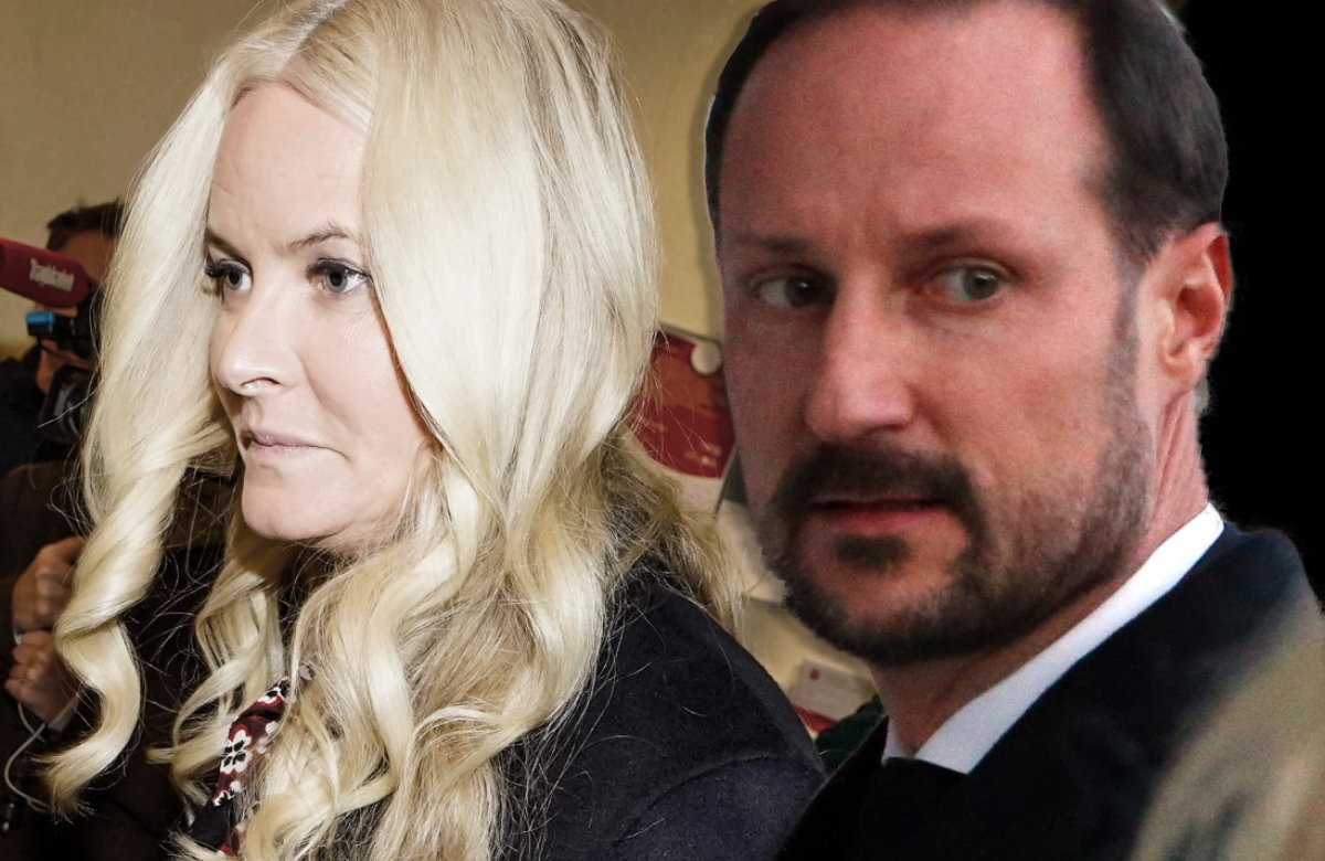 Mette-Marit guckt nach unten, Prinz Haakon guckt geschockt über die Schulter