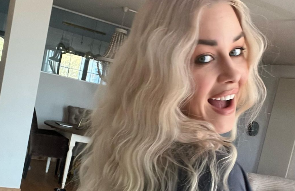 Oana Nechiti mit blonden Haaren