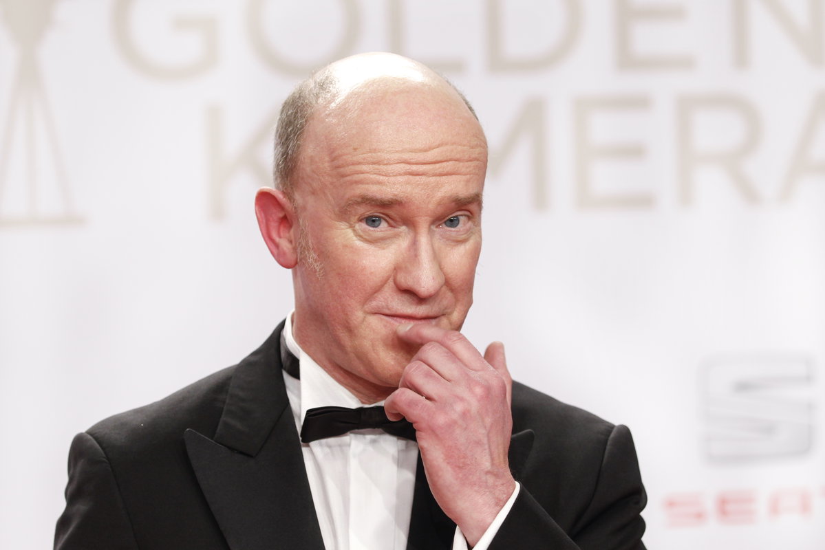 Peter Nottmeier hat die Hand am Kinn und guckt skeptisch