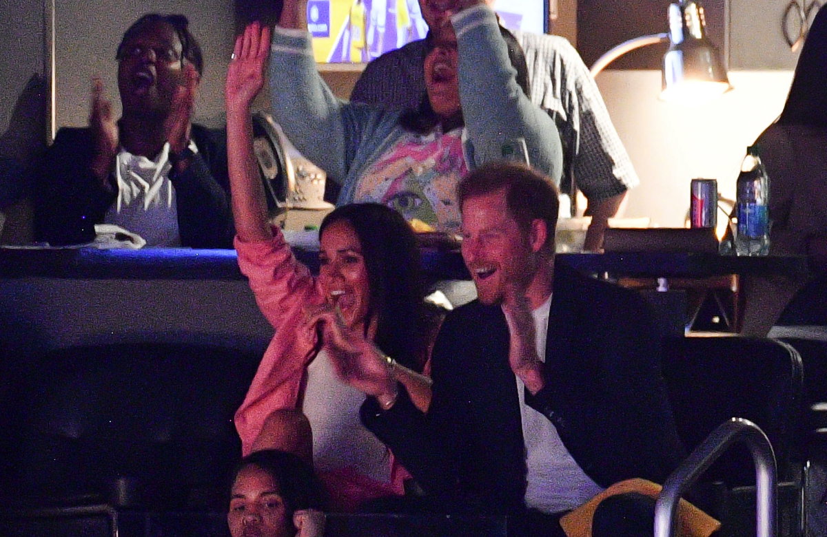 Herzogin Meghan und Prinz Harry bei einem Basketballspiel.
